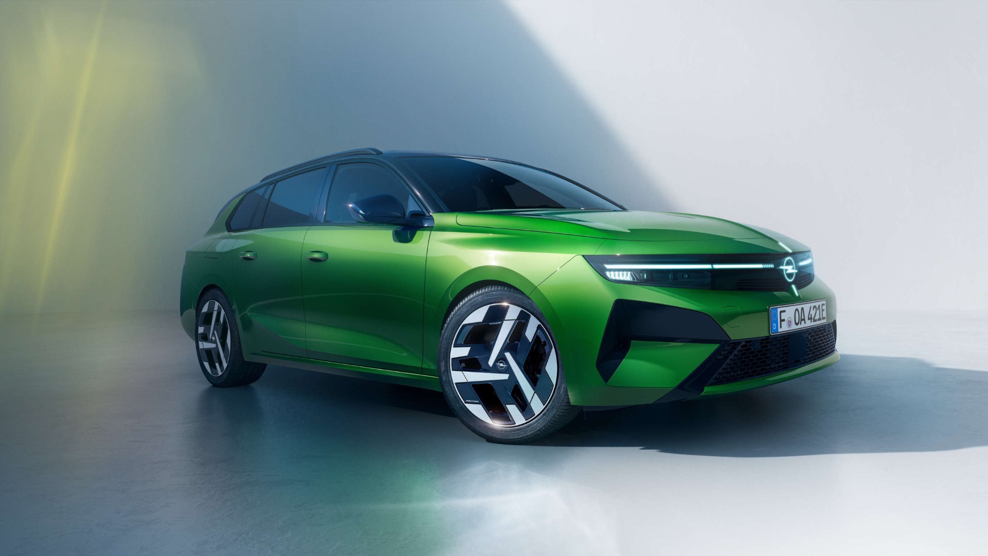 Новий Opel Astra Sports Tourer, вигляд спереду з правого боку