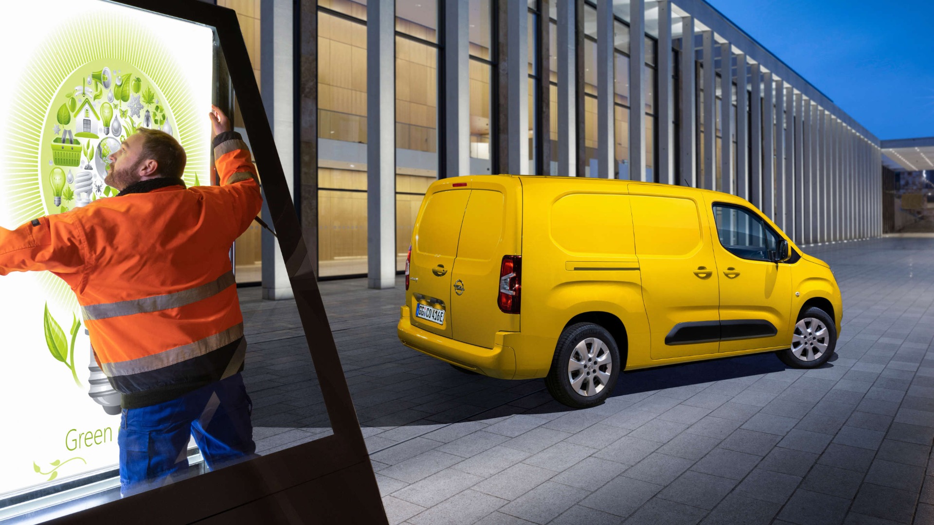 Opel Combo-e Cargo, на вулиці, працівник встановлює світлове табло