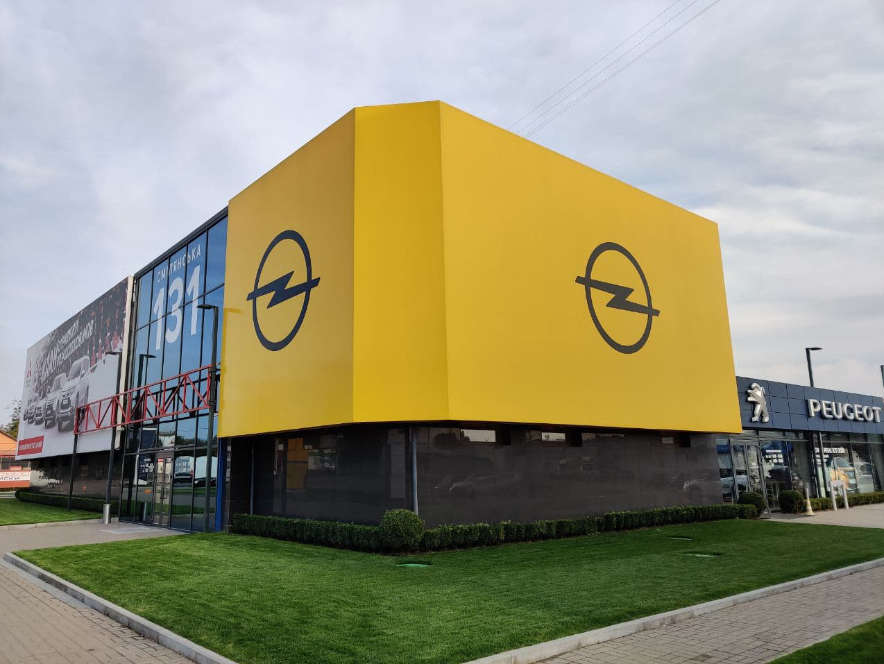 Фасад дилерського центру Opel у Черкасах