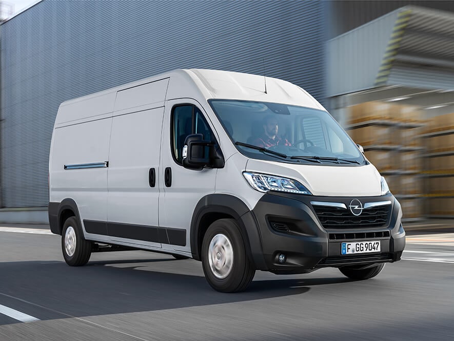 Opel Movano, зовнішній вигляд, фургон білого кольору у русі